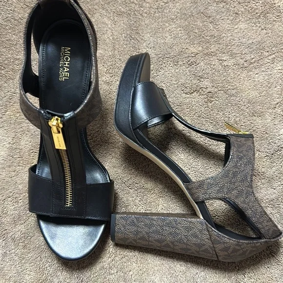 1 Michael Kors, two-tone, zip heels
BLACK FRIDAY DEALS CHECK OUT MY CLOSET - Picture 5 of 8
